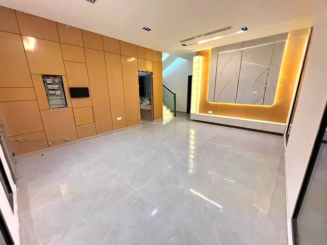 Fully Detached 6-Bedroom Villa