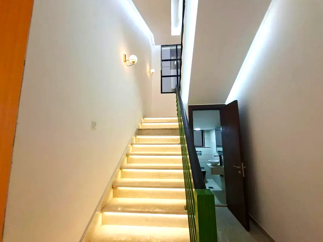 Fully Detached 6-Bedroom Villa